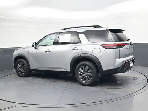 Used 2025 Nissan Pathfinder SV image 7