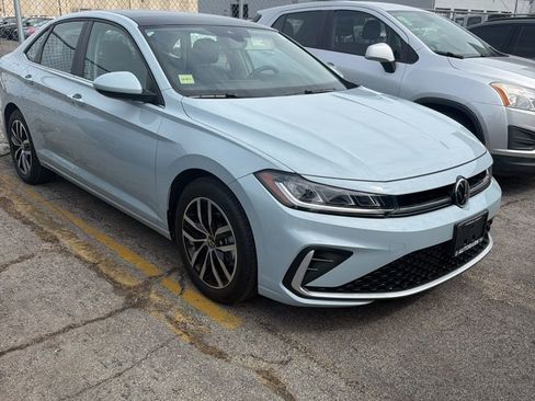 Used 2025 Volkswagen Jetta SE w/ Sunroof Package image 2