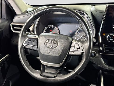 Used 2023 Toyota Highlander XLE image 19