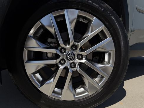 Used 2021 Toyota RAV4 XLE Premium FWD image 9