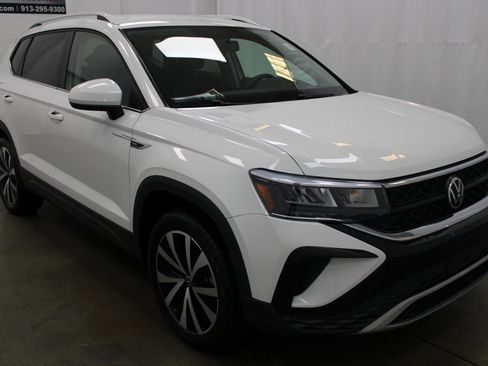 Used 2022 Volkswagen Taos SE image 3