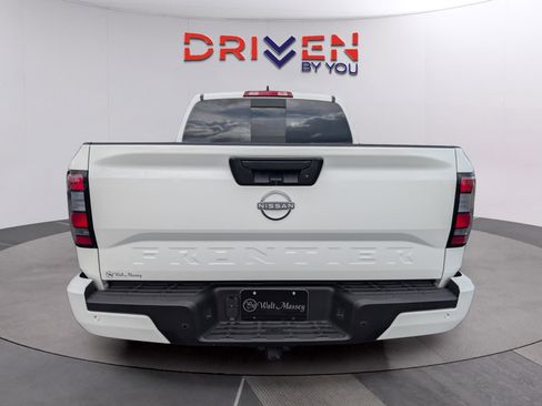 Used 2025 Nissan Frontier SV w/ SV Convenience Package image 4
