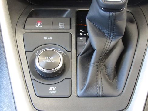 Used 2025 Toyota RAV4 XLE Premium image 31