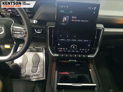 Used 2025 GMC Yukon Denali w/ Sun & Power Step Package image 5