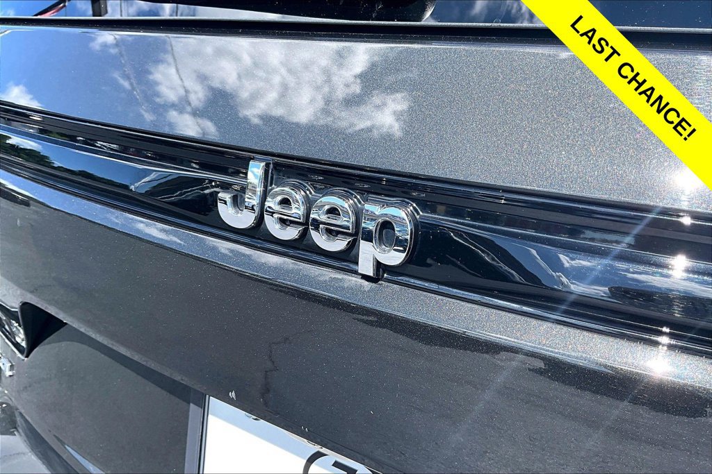 Used 2023 Jeep Grand Cherokee Overland w/ Luxury Tech Group IV AWD/4WD image 8