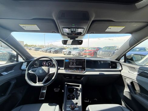 Certified 2025 Volkswagen Tiguan SE R-Line AWD/4WD image 16