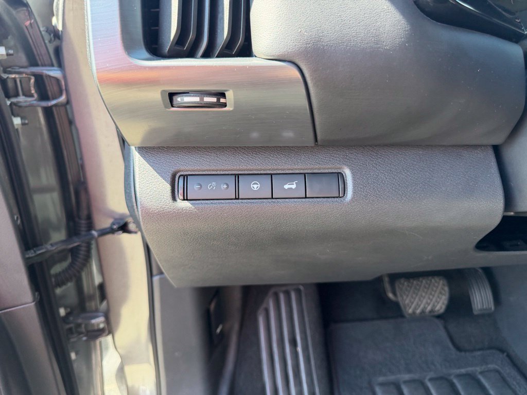 Used 2025 Nissan Pathfinder SL FWD image 18