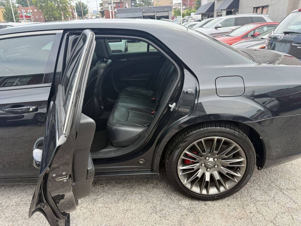 Used 2014 Chrysler 300 C RWD image 22