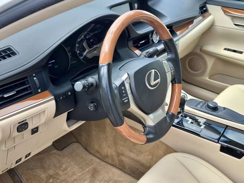 Used 2013 Lexus ES 300h w/ Premium Pkg FWD image 10