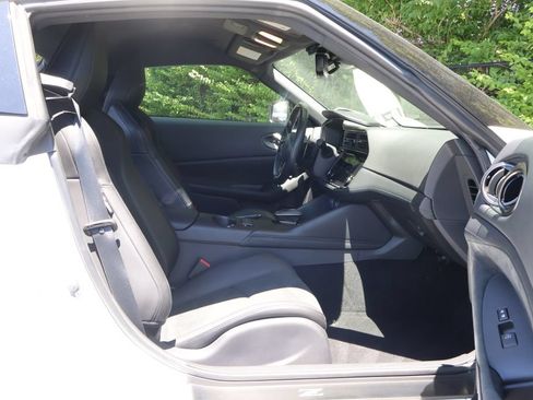 Used 2023 Nissan Z w/ Floor Mat Package (L93) RWD image 38