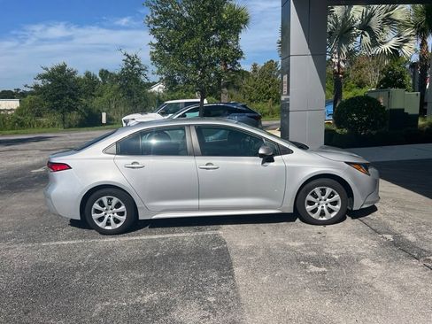 Used 2022 Toyota Corolla LE FWD image 3