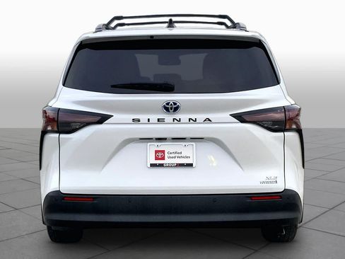 Used 2024 Toyota Sienna XLE FWD image 5