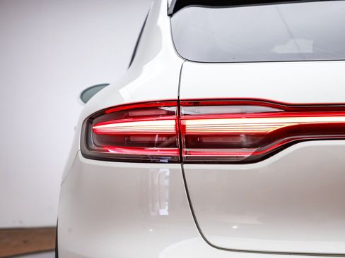 Used 2022 Porsche Macan S image 8