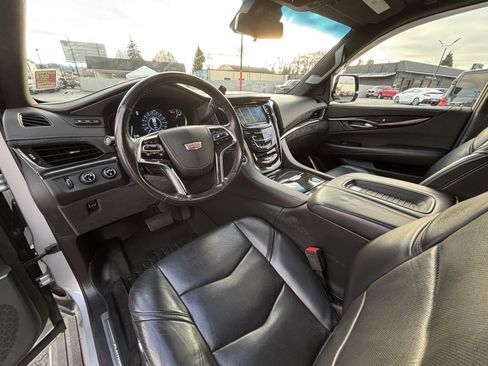 Used 2018 Cadillac Escalade ESV Platinum image 30