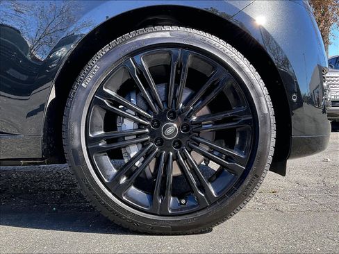 Used 2025 Land Rover Range Rover Long Wheelbase SE image 11