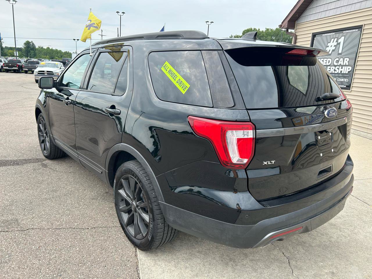 Used 2017 Ford Explorer XLT w/ XLT Technology Feature Bundle AWD/4WD image 7