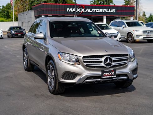 Used 2019 Mercedes-Benz GLC 300 4MATIC image 2