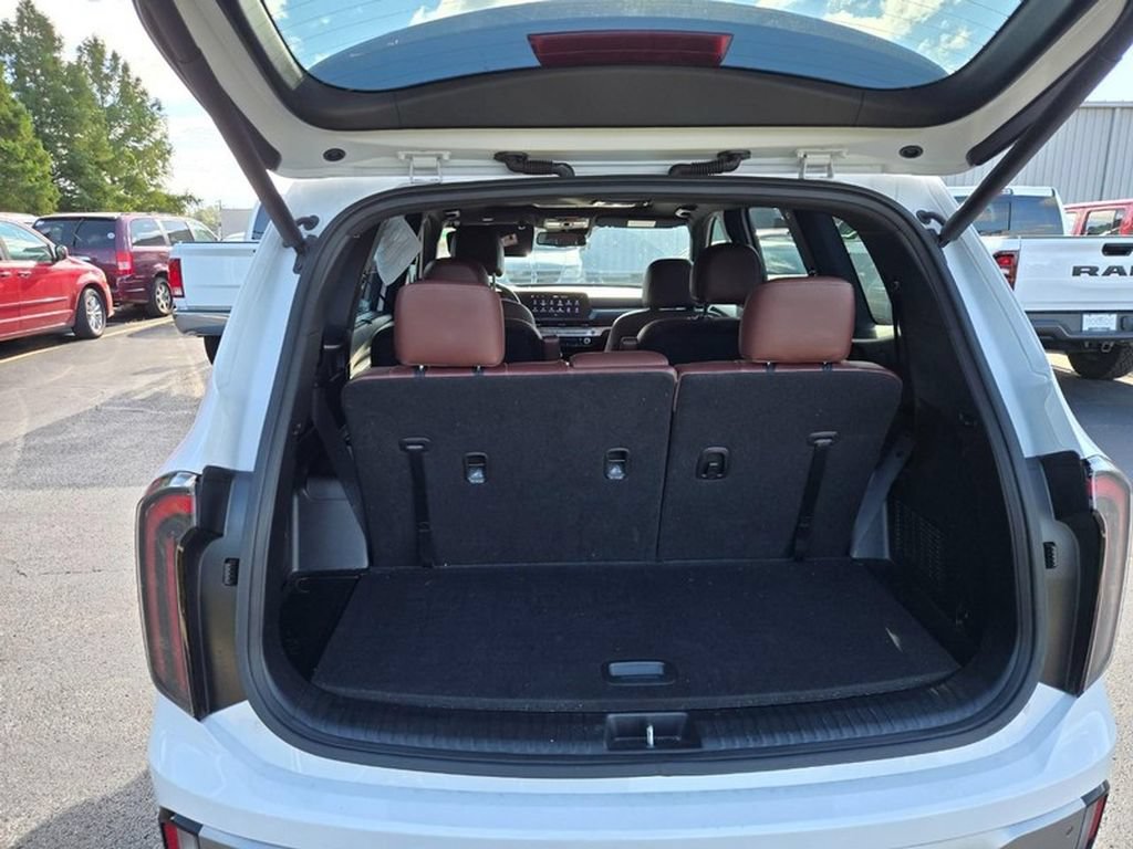 Used 2023 Kia Telluride EX w/ EX Captain's Chair Package FWD image 6