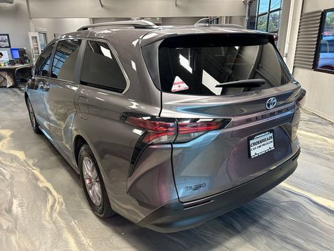 Used 2022 Toyota Sienna XLE FWD image 33