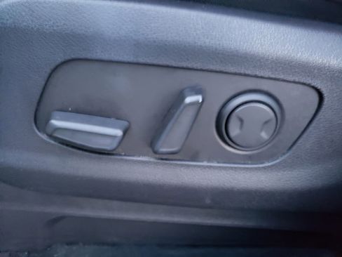 Used 2024 Kia Carnival LX image 17