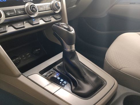 Used 2020 Hyundai Elantra SE FWD image 26