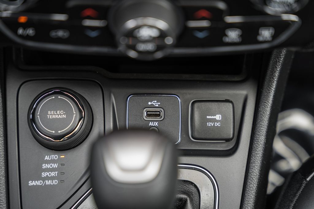 Used 2019 Jeep Cherokee Limited AWD/4WD image 27