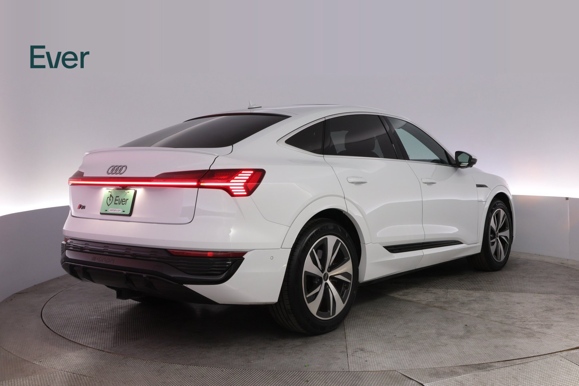 Used 2024 Audi Q8 e-tron Premium Plus AWD/4WD image 3