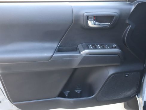 Used 2020 Toyota Tacoma TRD Sport w/ TRD Premium Sport Package AWD/4WD image 18