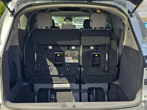 Certified 2024 Toyota Sienna LE FWD image 9
