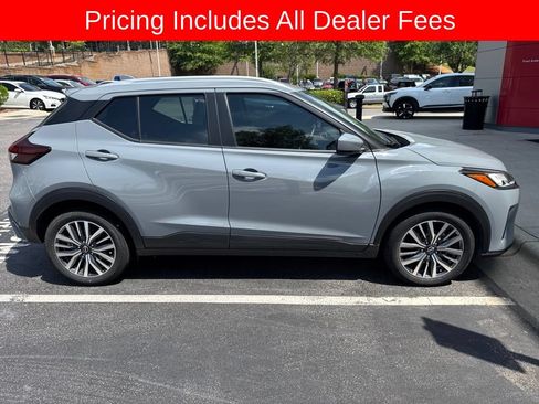 Used 2022 Nissan Kicks SV FWD image 2