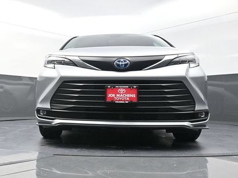 Certified 2025 Toyota Sienna XLE FWD image 30
