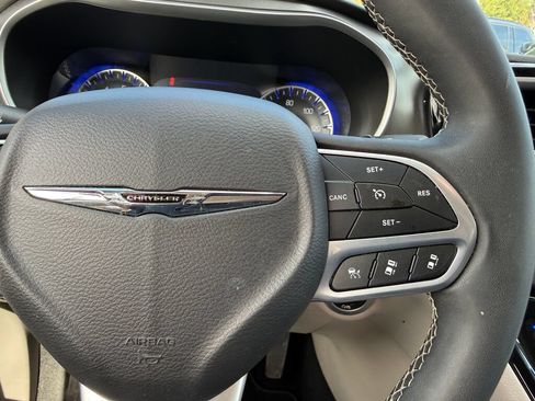 Used 2024 Chrysler Pacifica Touring-L FWD image 20