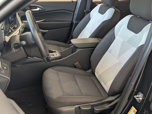 Used 2024 Chevrolet Trax RS w/ Sunroof Package image 17