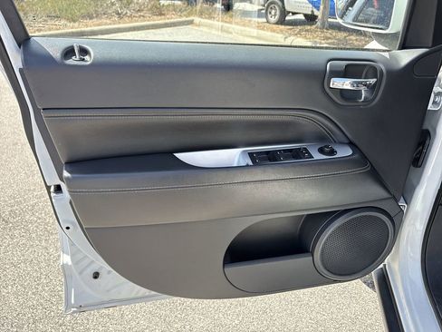 Used 2017 Jeep Compass Latitude image 21