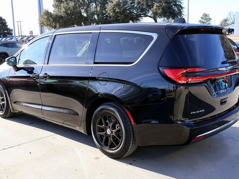 Used 2024 Chrysler Pacifica Touring-L image 8