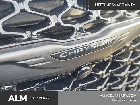New 2026 Chrysler Pacifica Limited w/ Uconnect Theater Family Group FWD image 20