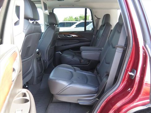 Used 2019 Cadillac Escalade Luxury AWD/4WD image 23