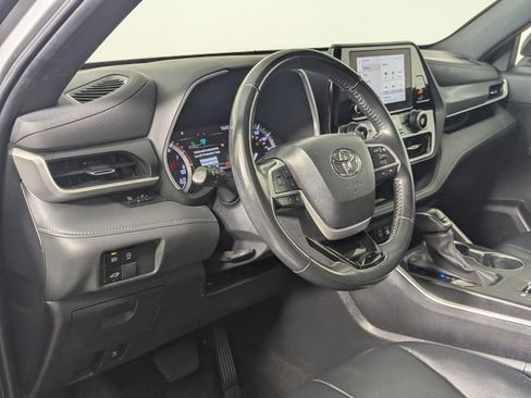 Used 2024 Toyota Highlander XSE FWD image 13