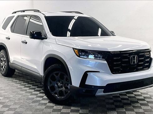 Used 2025 Honda Pilot TrailSport image 11