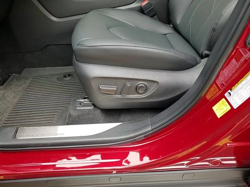 New 2025 Toyota Highlander Platinum image 12