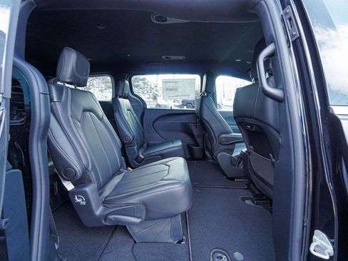 New 2026 Chrysler Pacifica Select image 39