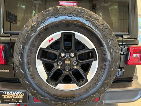 Used 2022 Jeep Wrangler Unlimited Rubicon w/ LED Lighting Group AWD/4WD image 33