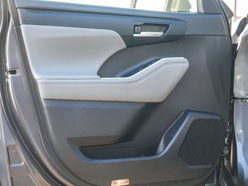 Used 2022 Toyota Highlander XLE image 25