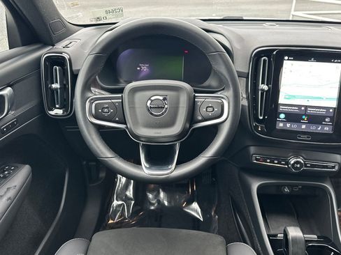 Used 2023 Volvo XC40 Recharge Plus image 17