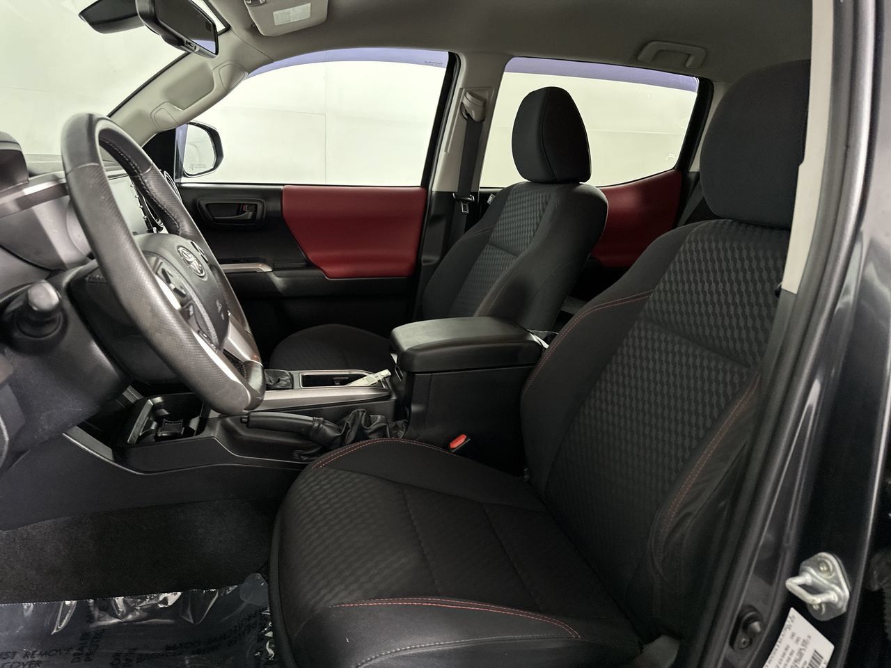 Used 2022 Toyota Tacoma SR5 w/ Technology Package RWD image 3