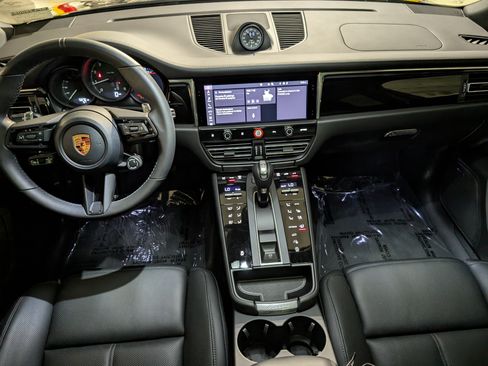 Certified 2026 Porsche Macan AWD/4WD image 7