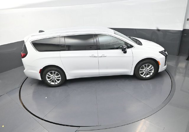 New 2027 Chrysler Pacifica Select AWD/4WD image 17