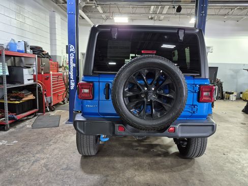 Used 2023 Jeep Wrangler Unlimited Sahara image 9