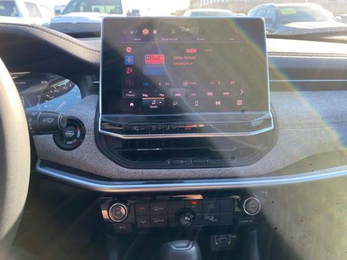 Used 2024 Jeep Compass Latitude image 13