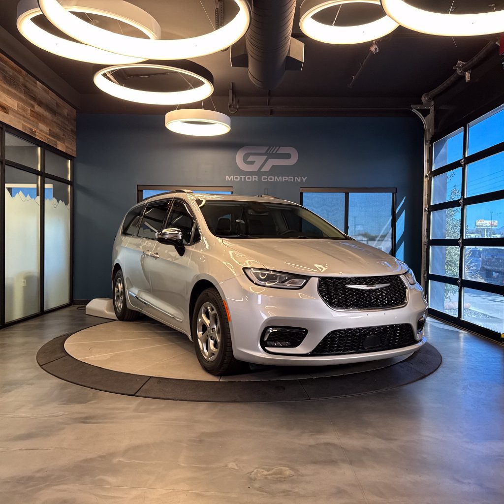 Used 2023 Chrysler Pacifica Limited FWD image 1